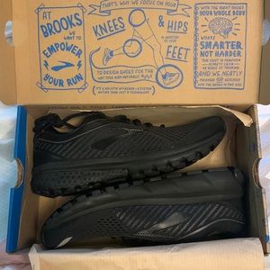 Brooks men running sneakers